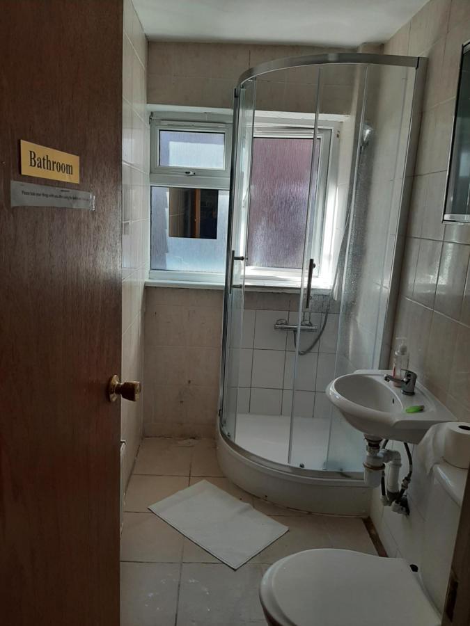 Single Bedrooms With Wifi And Underbed 10 Лондон Экстерьер фото